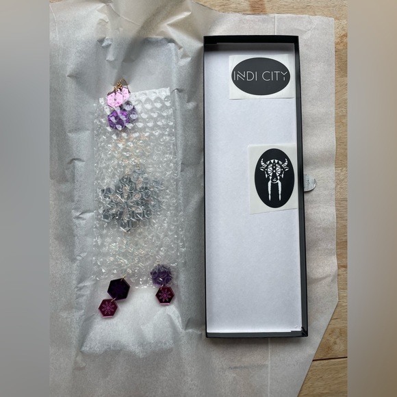 Indi City MAHKAKONAKOW Purple and Pink holiday statement earrings - Picture 12 of 17